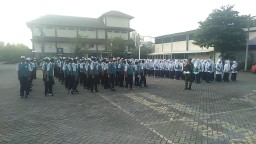 Bangun Karakter Disiplin Sejak Dini, Babinsa Waru Latih PBB dan Jadi Pembina Upacara di SMP Al Muslim Sidoarjo