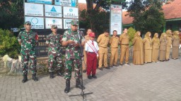 Babinsa Koramil 0816/13 Wonoayu Tumbuhkan Semangat Nasionalisme Sejak Dini di SDN Jimbaran Wetan