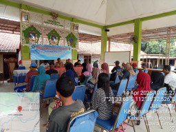 Wujud Kepedulian TNI Terhadap Warga Kurang Mampu, Babinsa Prambon Dampingi Penyaluran BLT DD di Desa Jatikalang