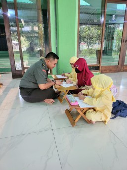 Tanamkan Nilai Keimanan Sejak Dini, Pelda Sutrisno Rutin Mengajar Ngaji Anak-Anak di Lingkungan Kodim 0816/Sidoarjo