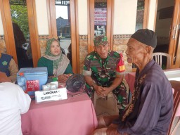Babinsa Sertu Ariyanto Dampingi Kegiatan Posyandu COE Pos Teratai 2 di Desa Ketimang, Wujud Sinergi TNI dan Kesehatan untuk Semua Usia