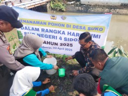 Babinsa Suko Koramil 0816/01 Sidoarjo ikut sukseskan Hari Bumi sedunia.