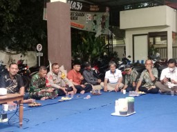 Babinsa celep Koramil 0816/01 halal bihalal di wilayah binaannya.