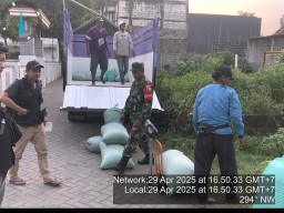Babinsa Koramil 0816/14 Taman Dampingi Petani Panen Raya di Dusun Bulu