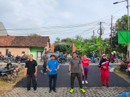 Semangat Kebersamaan Forkopimka Krian dalam Senam SKJ Rutin di Balai Desa Terung Wetan