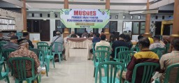 Semangat Gotong Royong Mengalir di Balai Desa Terungkulon, Babinsa Serda Soleh Dukung Proses Penjaringan Perangkat Desa yang Transparan