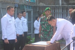 Bersatu Lawan Narkoba, Babinsa Serka Yulianto Hadiri Deklarasi Lapas Klas II A Sidoarjo Bebas Narkoba dan Gadget