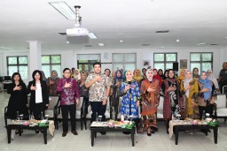 Ketua Persit KCK Daerah V/Brawijaya Ajak Anggota Gali Potensi Wirausaha Lewat Kunjungan Edukatif ke PT. Rembaka La Tulipe Sidoarjo