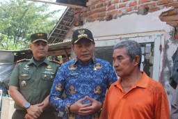 Dandim 0816/Sidoarjo Dampingi Bupati Sidak RTLH di Desa Klurak : Kolaborasi TNI, Polri, dan Pemkab Sidoarjo untuk Kehidupan yang Lebih Layak