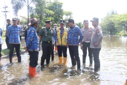 Dandim 0816/Sidoarjo Dampingi Bupati Sidak Genangan Banjir di Porong, Sinergi TNI dan Pemkab Tanggap Cepat Keluhan Warga