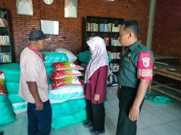 Babinsa Koramil 0816/09 Krian Dampingi Penyaluran 1,4 Ton Benih Padi Unggul Untuk Ketahanan Pangan Berkelanjutan