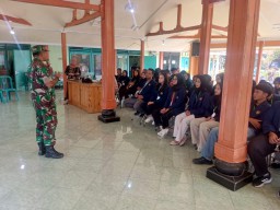 Dari Hati untuk Negeri, Tumbuh dan Melangkah Bersama : Babinsa Balongbendo Dukung Aksi Pengabdian Mahasiswa UNESA di Desa Bakung Temenggungan