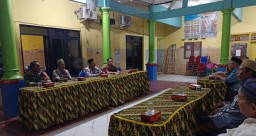 Menjalin Silaturahmi, Babinsa Penatarsewu Komsos Bersama Petani dan Perangkat Desa