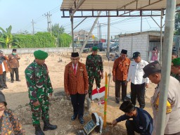 Menghormati Pejuang, Babinsa Koramil 0816/10 Balongbendo Hadiri Upacara Pemancangan Bambu Runcing di Makam Pejuang Alm. Bapak Asikin