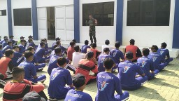 Babinsa Koramil 0816/01 Sidoarjo latih PBB di MPLS SMK PGRI 1 Sidoarjo