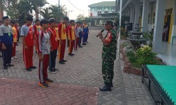 Anggota Babinsa Koramil 0816/06 Tanggulangin Berikan Materi Pelatihan PBB di SMK Ma, arif Tanggulangin
