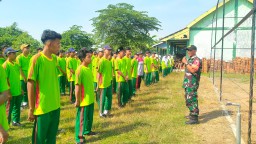 Pentingnya Pembinaan Karakter Siswa Babinsa Koramil 0816/11 Tarik Berikan Wasbang dan PBB Guna Menunjang Masa Pengenalan Lingkungan Sekolah