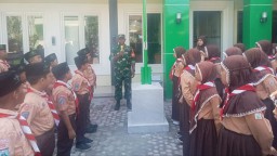 Serka Yoyo Babinsa Koramil 0816/06 Tanggulangin Melaksanakan Pelatihan PBB kepada Siswa-wi SD Ma,arif