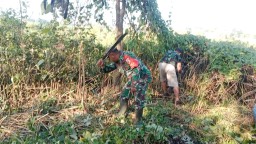 Membuka Jalan, Menyatukan Hati: Babinsa Krian dan Warga Barengkrajan Gotong Royong Bangun Akses Baru