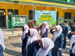 Membentuk Karakter Sejak Langkah Pertama, Koramil 0816/09 Krian Latih Disiplin dan Kebersamaan Lewat PBB di MPLS SMP Al-Ahmad