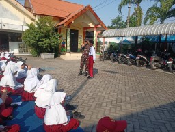 Membangun Generasi Berkarakter, Babinsa Tropodo Tanamkan Disiplin dan Nilai Sosial dalam MPLS SDN Tropodo 1 Waru