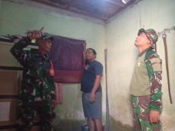 Babinsa Watu Golong Turun Langsung Dampingi Pembongkaran RTLH: TNI Hadir Wujudkan Harapan Rakyat