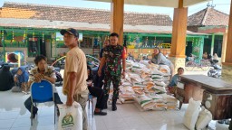 Menebar Kepedulian Kebersamaan, Babinsa Balongbendo Dampingi Penyaluran Bantuan Pangan untuk Warga Waruberon