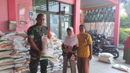 Bersama Rakyat, TNI Hadirkan Solusi: Babinsa Balongbendo Dampingi Penyaluran Bantuan Pangan untuk Warga Watesari