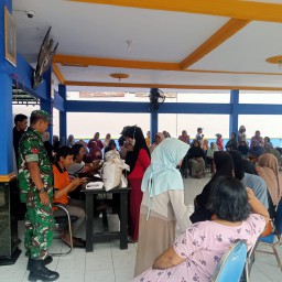 Bersama Babinsa, Bantuan Pangan Disalurkan: 602 Warga Desa Lajuk Terima Beras di Balai Desa