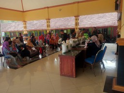 Menguatkan kebersamaan, Babinsa Prambon Dampingi Penyaluran Bantuan Pangan untuk Warga Desa Bulang