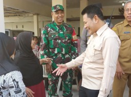 TNI Hadir untuk Rakyat, Babinsa Wonoayu Dampingi Bupati Sidoarjo Salurkan Bantuan Pangan di Desa Ploso