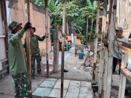 Mengukir Harapan Lewat Gotong Royong, TNI Dampingi Progres RTLH Pemkab Sidoarjo di Kecamatan Balongbendo