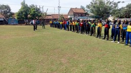 Menanam Jiwa Nasionalisme Sejak Dini, Babinsa Taman Latih 76 Pelajar Paskibraka Jelang HUT RI Ke-80
