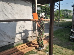 Bergotong Royong Membangun Harapan, TNI dan Warga Balongbendo Kawal Program RTLH Demi Hunian yang Layak dan Bermartabat