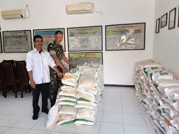 Peduli Sesama, Babinsa Koramil 0816/Candi Dampingi Warga Terima Bantuan Beras