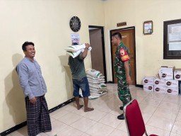 Babinsa Koramil 0816/15 Sukodono Setia Dampingi Droping Bansos Hingga Tengah Malam