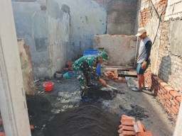 Batuud Koramil 0816/02 Candi Dampingi Pengerjaan Rumah Layak Huni di Desa Kalipecabean