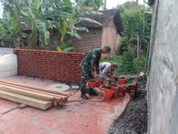 TNI Hadir di Tengah Rakyat, Babinsa Koramil 0816/09 Krian Kawal Progres Pembangunan Rumah Layak Huni