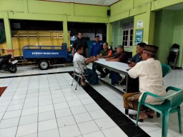 Babinsa Waru Kawal Distribusi 2,3 Ton Beras Bantuan, Wujud Nyata Kepedulian TNI terhadap Warga