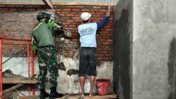 Menjemput Harapan di Sawohan, TNI Bersama Warga Kawal Bedah Rumah Demi Hunian yang Layak
