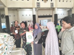 Babinsa Koramil 0816/01 Sidoarjo bantu penyaluran beras Bansos di kelurahan Pucanganom Sidoarjo.