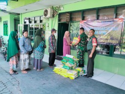 Ringankan Beban Warga, Koramil 0816/01 Sidoarjo Salurkan 1 Ton Beras Murah SPHP dari Bulog