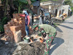 Bersama Rakyat, TNI Wujudkan Harapan : 10 Rumah RTLH di Balongbendo Tunjukkan Progres Signifikan