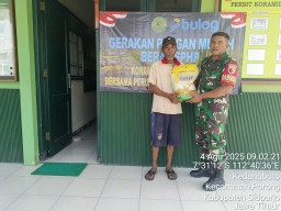 Koramil 0816-04/Porong, Menyalurkan Beras Bulog SPHP sebanyak 1 Ton, demi meringankan Beban Hidup warga sekitar Kec. Porong