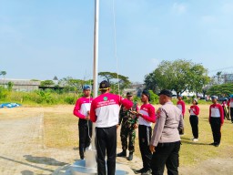 Babinsa Koramil 0816/01 dan Babinkamtibmas Polsekta Sidoarjo sinergi melatih Paskibra kecamatan Sidoarjo.