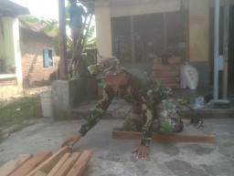 TNI dan warga membangun Negeri, Koramil 0816/07 Krembung dampingi rutilahu di Tiga Desa