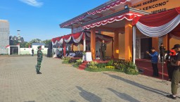 Danramil 0816/01 Sidoarjo sebagai pejabat Irup penurunan bendera 17 Agustus 2025 dengan khidmat.