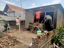 Anggota Koramil 0816/07 Krembung Dampingi Program RUTILAHU: TNI Wujudkan Harapan Baru Hunian Layak bagi Warga Kurang Mampu