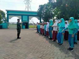 Babinsa Koramil 0816/09 Krian Latih Siswa SD Al Kautsar Desa Terik, Semai Disiplin dan Semangat Kebangsaan Sejak Usia Dini