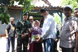 Bupati Sidoarjo dan Dandim 0816 Turun Langsung di Kecamatan Tarik: Sidak Rutilahu, Serahkan Sembako dan Kursi Roda untuk Warga Kurang Mampu